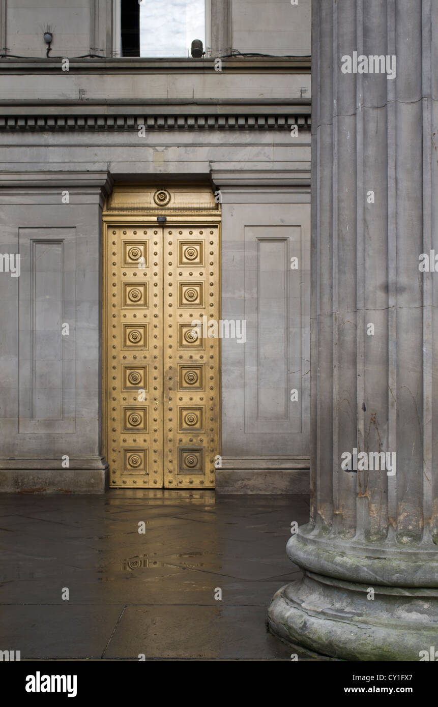 Porta d'oro e il pilastro presso il Museo di Arte Moderna di Glasgow, Scozia Foto Stock