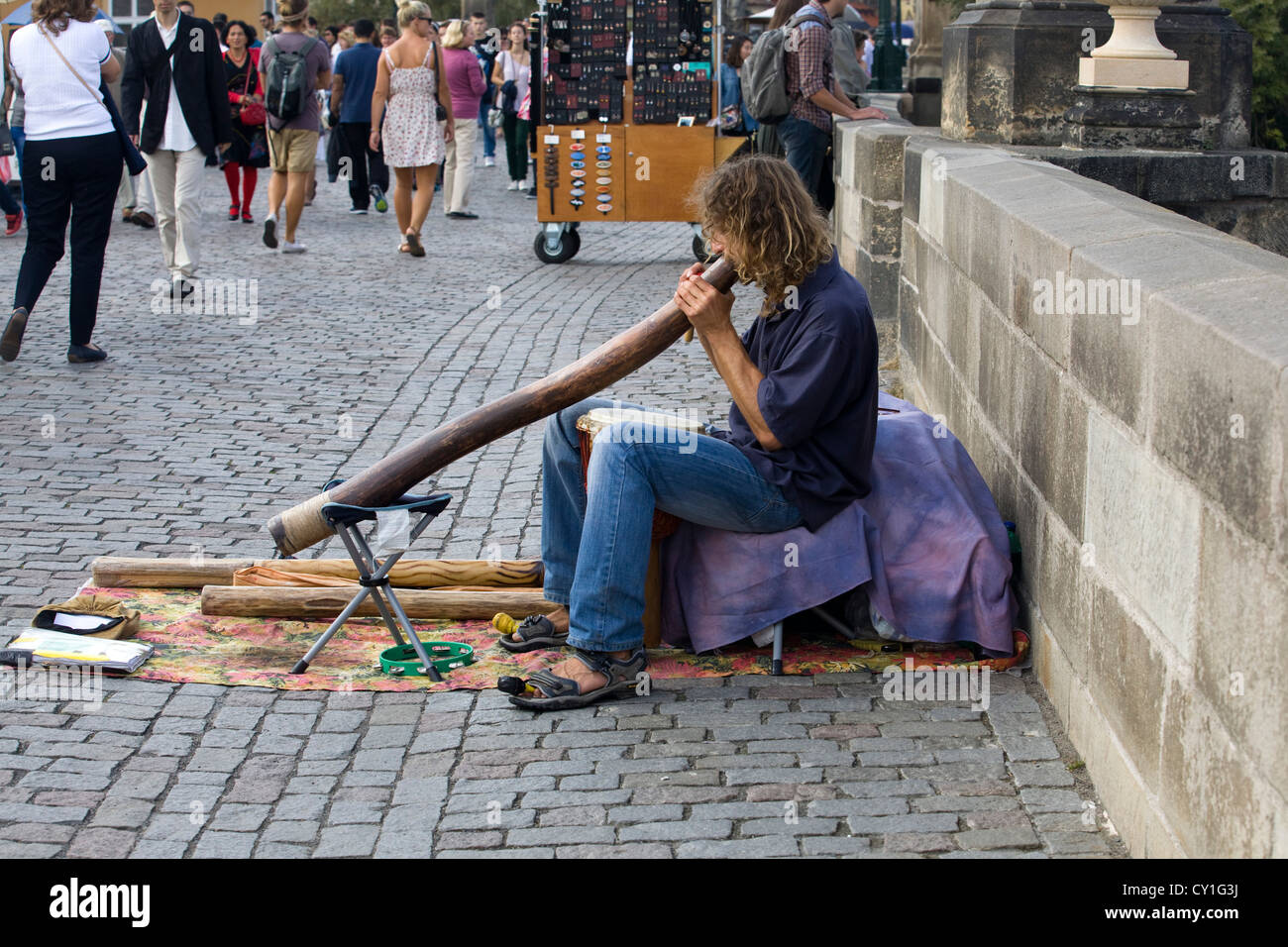 Artisti di strada giocando un didgeridoo sulle strade di Praga Foto Stock