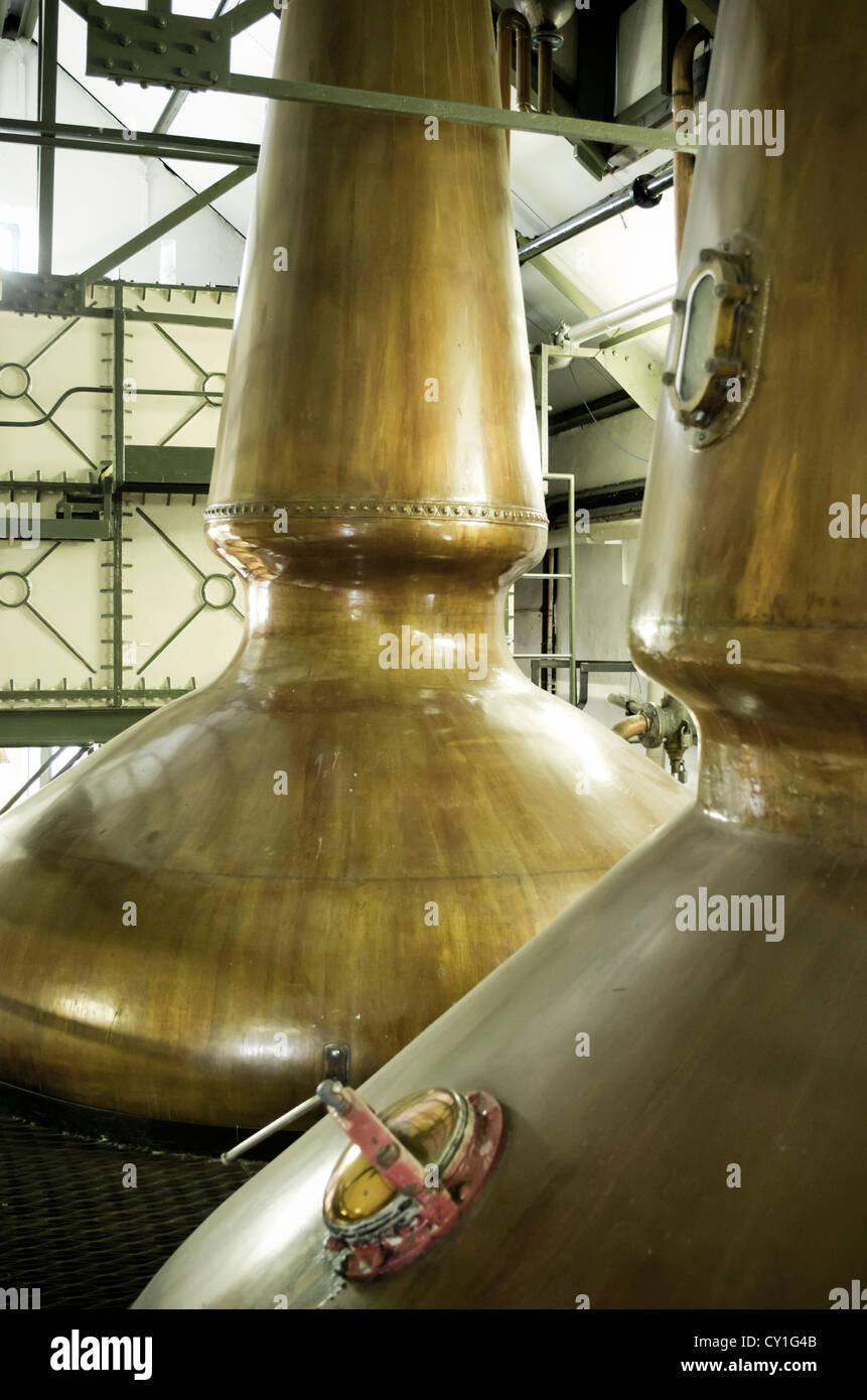 Lavare e spirito alambicchi di whisky al malto Ardbeg distilleria di whisky, Islay, Scozia Foto Stock