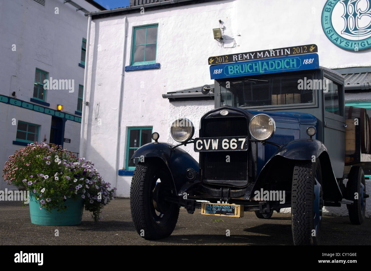 Un auto d'epoca in seduta il cortile al Bruichladdich Malt Whisky Distillery, Islay, Scozia Foto Stock