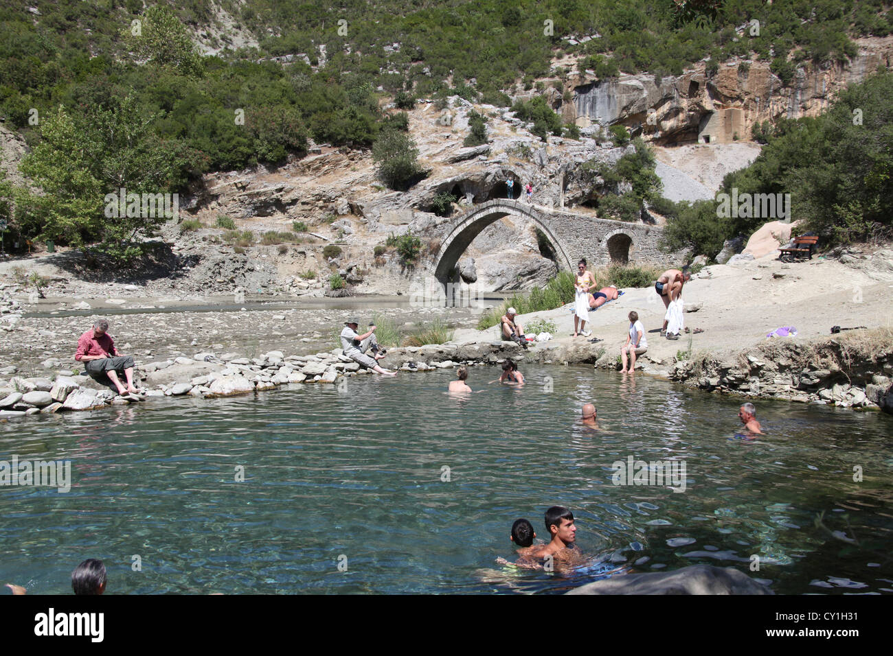 Il centro termale e il Ponte ottomano a Benja nell'Albania meridionale Foto Stock