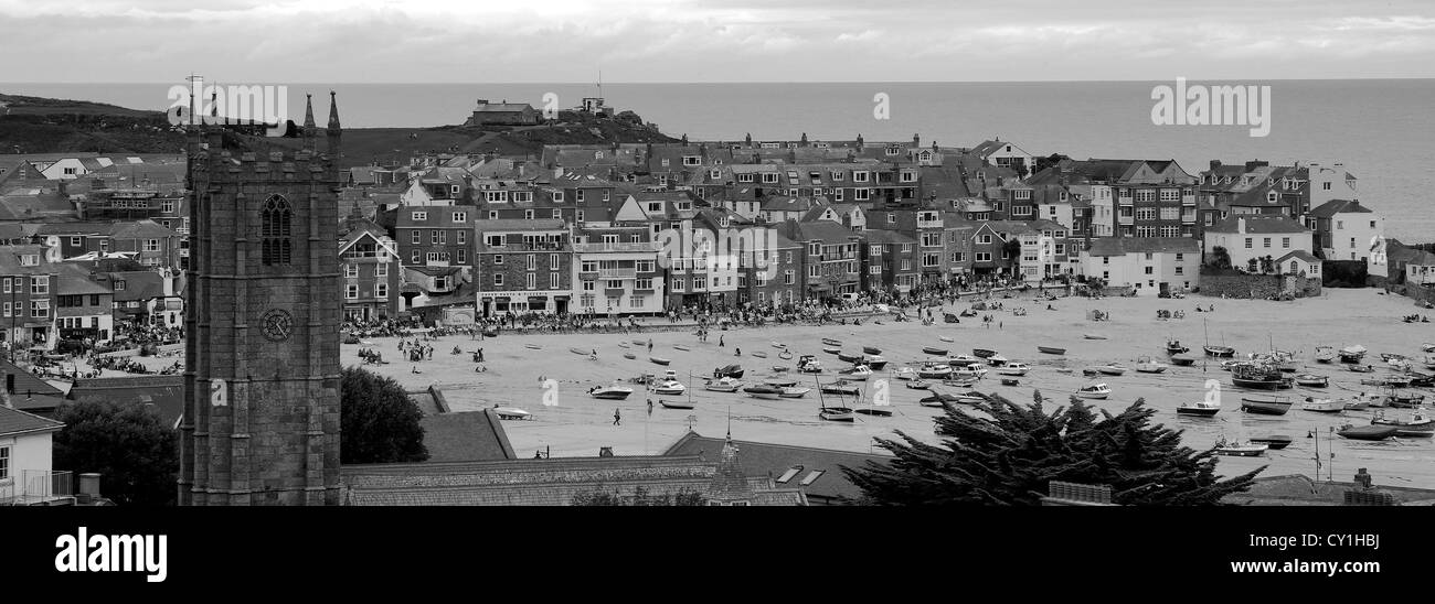 Estate lungomare, il porto e la spiaggia vista, St Ives town, St Ives Bay, Cornwall County; Inghilterra; Regno Unito Foto Stock