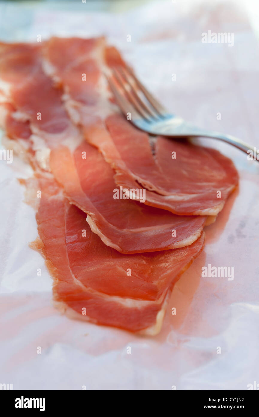 Fette di Prosciutto Iberico sulla carta oleata. Questo è lo spagnolo prosciutto da Jamonal de Mogan in Gran Canaria Foto Stock