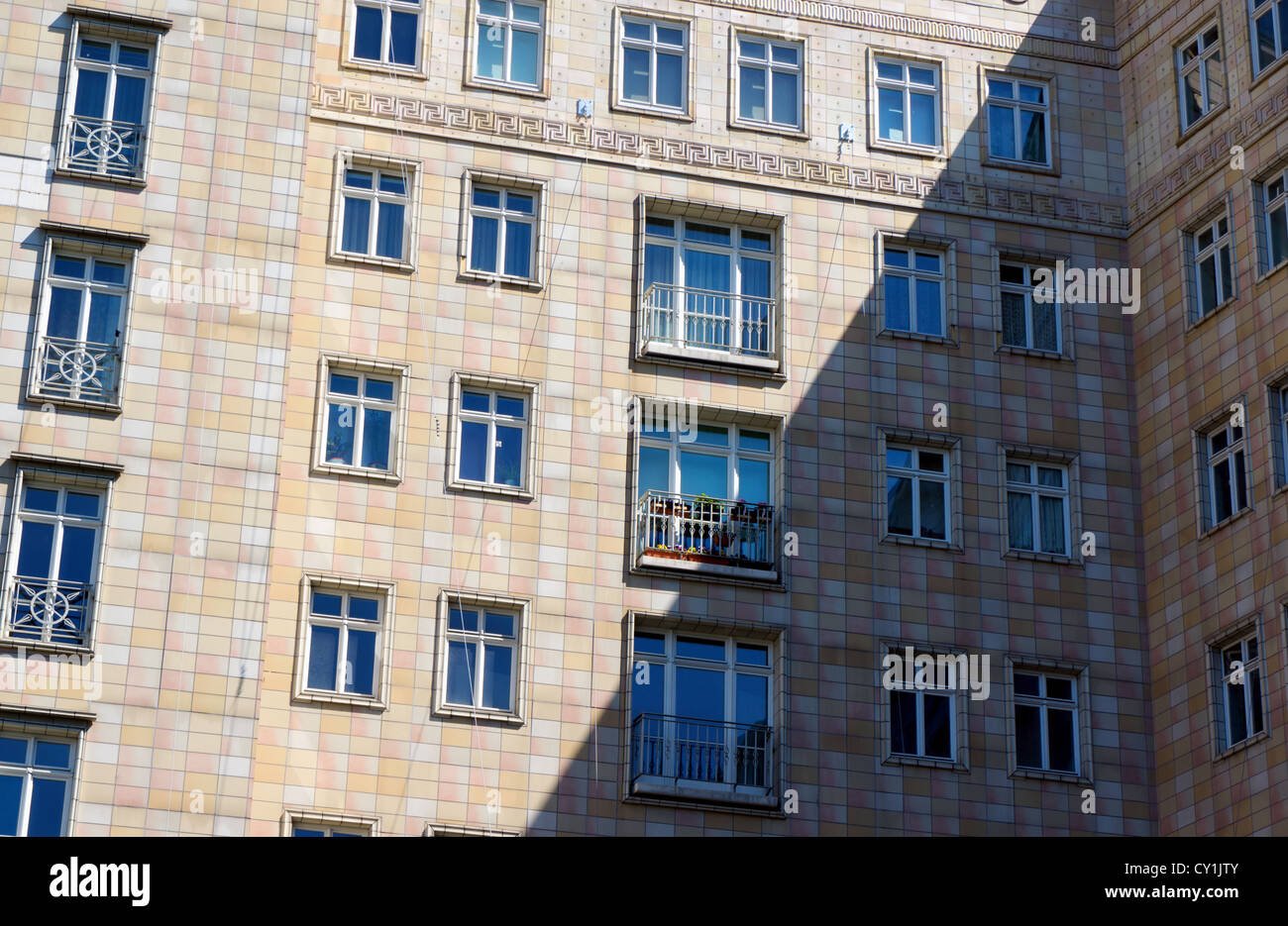 Ex RDT socialista (DDR) architettura di Berlino Est. Edificio in strada Frankfurter Allee / Karl Marx Allee. Foto Stock