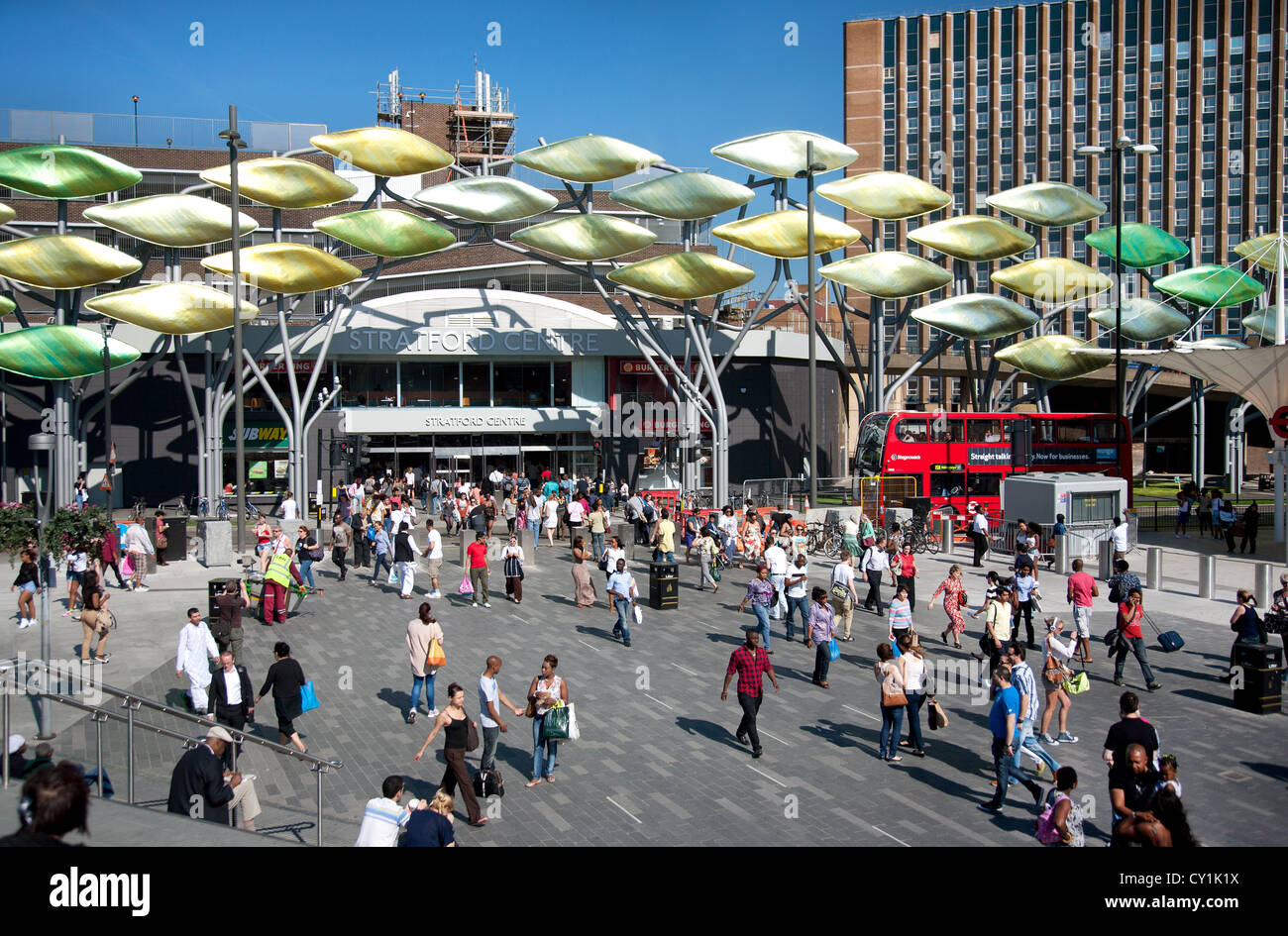 In Inghilterra. Londra. Una folla di persone che vivono al di fuori di Stratford Shopping Center che mostra il 'Stratford Shoal' scultura. Foto Stock