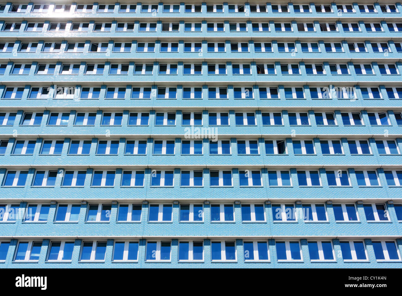 Ex RDT socialista (DDR) architettura di Berlino Est. Edificio blu in strada Frankfurter Allee / Karl Marx. Foto Stock