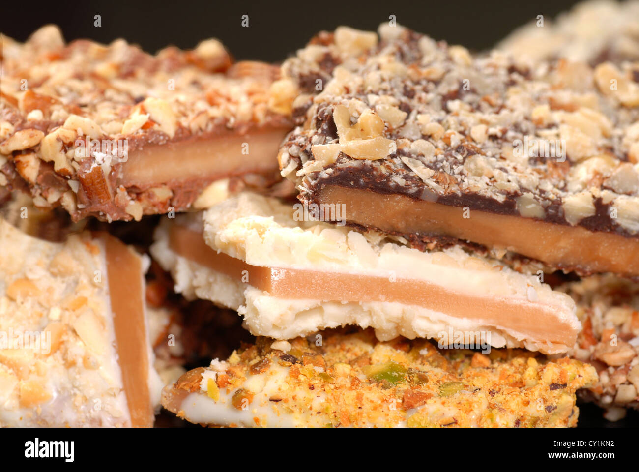 Diversi tipi di caramelle mou in inglese con una varietà di cioccolatini e  dadi con una profondità di campo ridotta Foto stock - Alamy