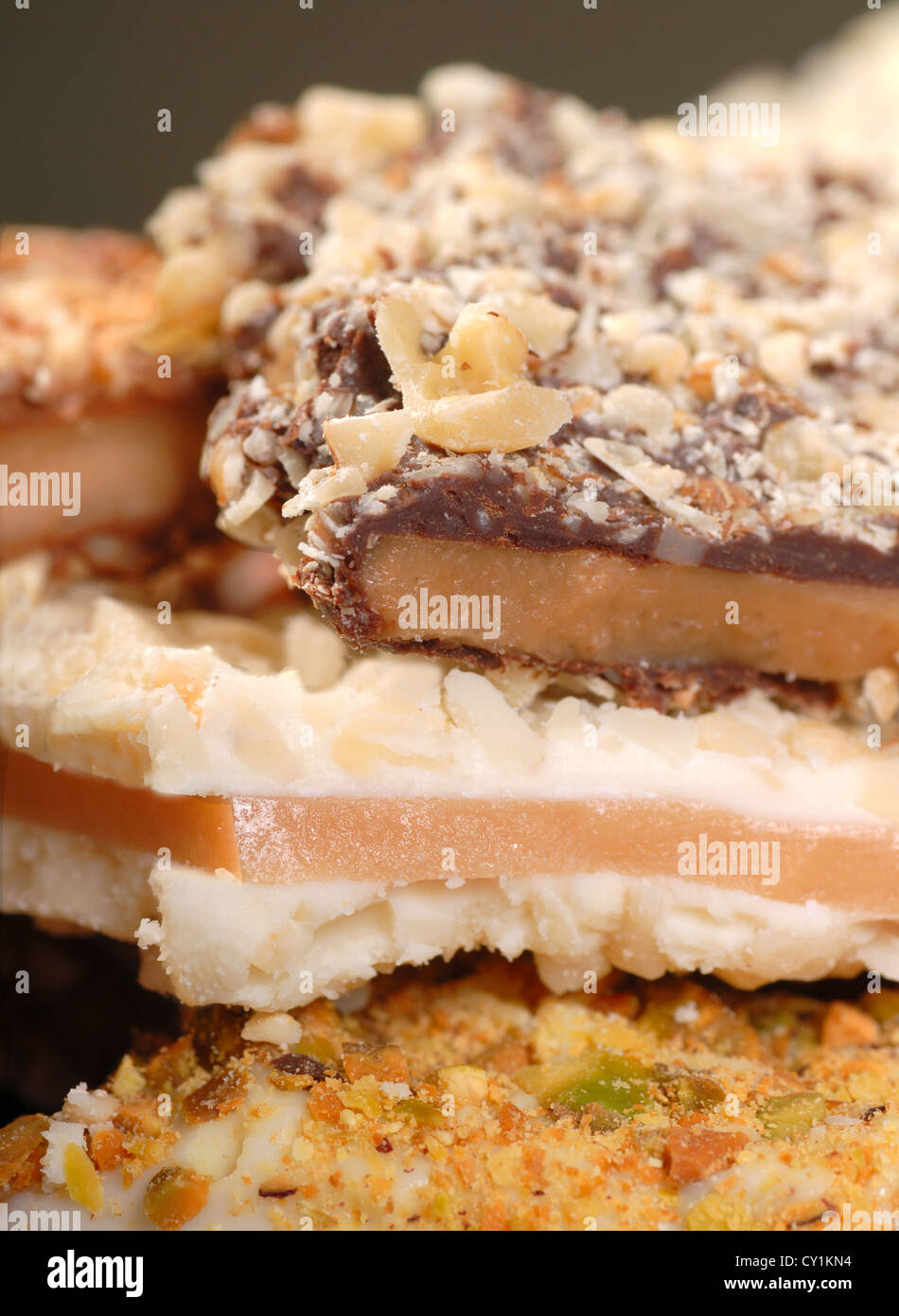 Diversi tipi di caramelle mou in inglese con una varietà di cioccolatini e dadi con una profondità di campo ridotta. Foto Stock