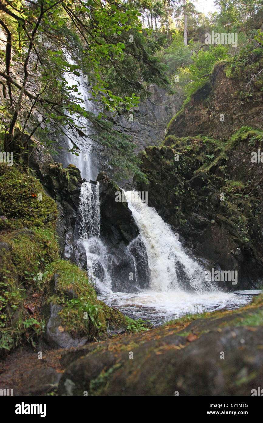 Plodda cade la cascata, Tomich, vicino a Glen Affric, nelle Highlands scozzesi Inverness-shire Scotland Regno Unito Gran Bretagna Foto Stock