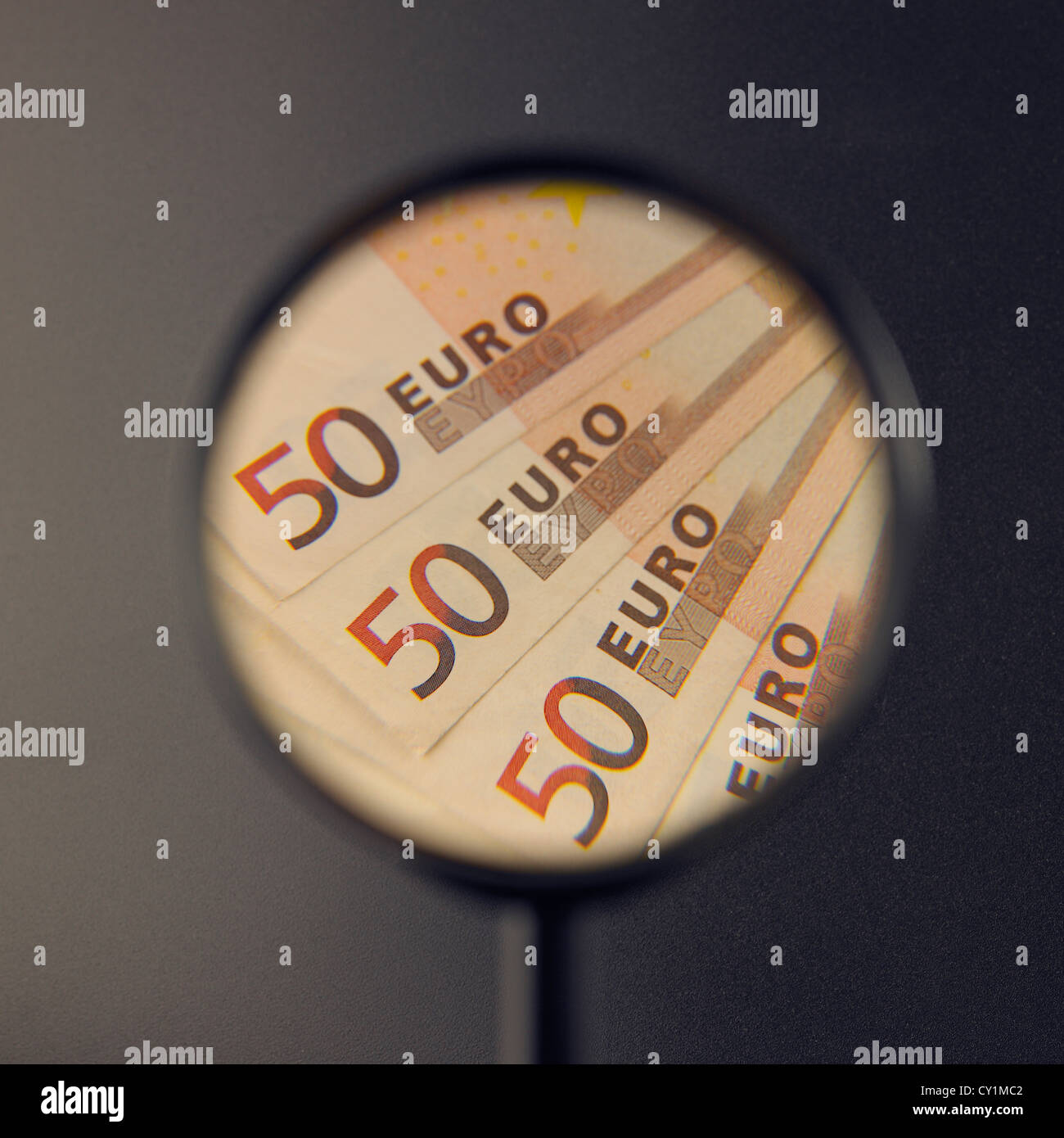 50 le banconote in euro sotto la lente di ingrandimento, concept, esame, allargamento, valuta l'inflazione Foto Stock