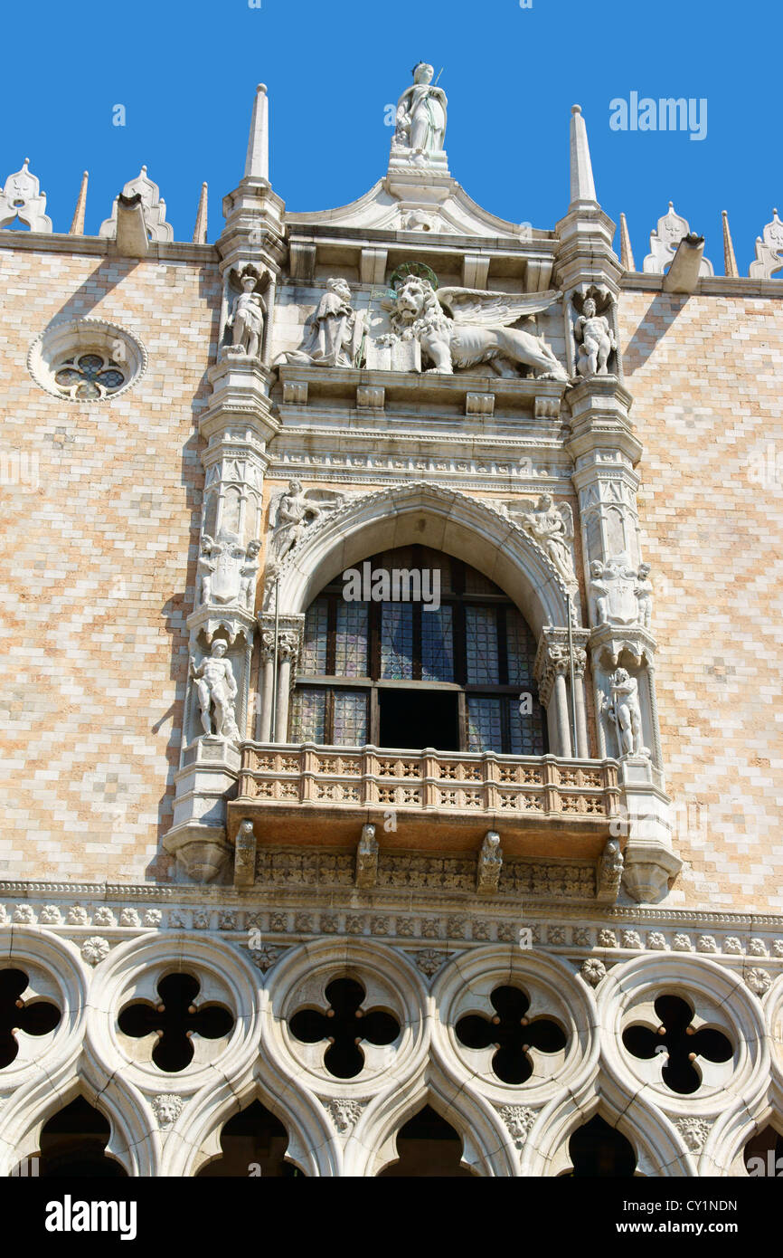 Dettaglio del Palazzo Ducale, in stile gotico su un giorno d'estate. Venezia, Italia. Foto Stock