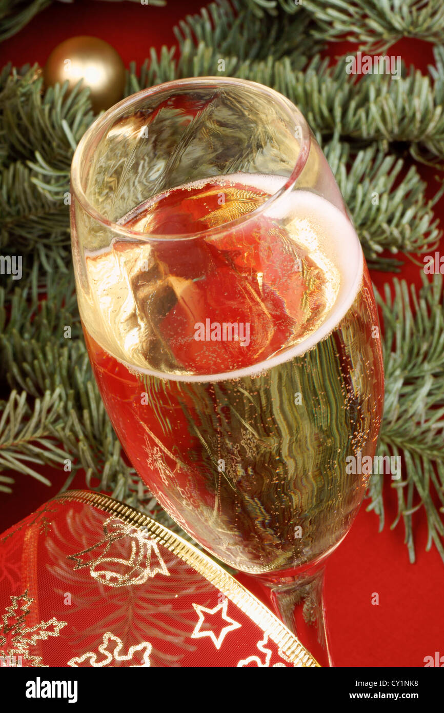 Close-up di un bicchiere di spumante italiano su un sfondo di Natale Foto Stock