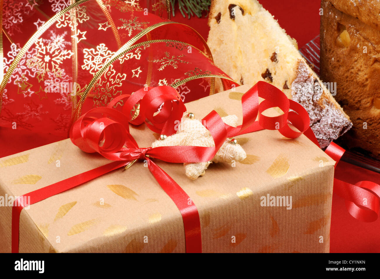 Composizione di natale con il presente e il panettone su uno sfondo rosso Foto Stock
