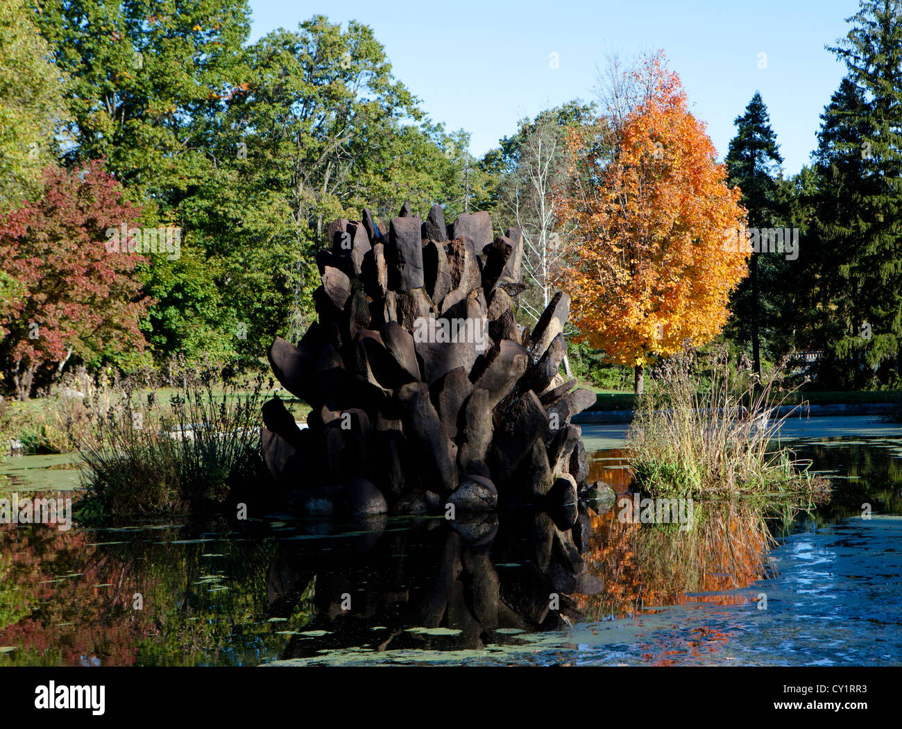 Pond muratura in pietra scultura maple Autumn Fall. Foto Stock