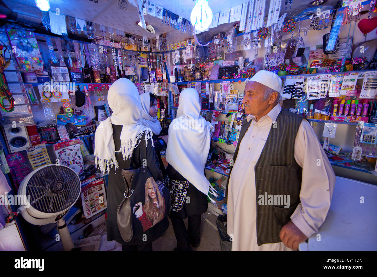 Studentesse visita un negozio vicino la loro scuola. a Kabul, Afghanistan Foto Stock