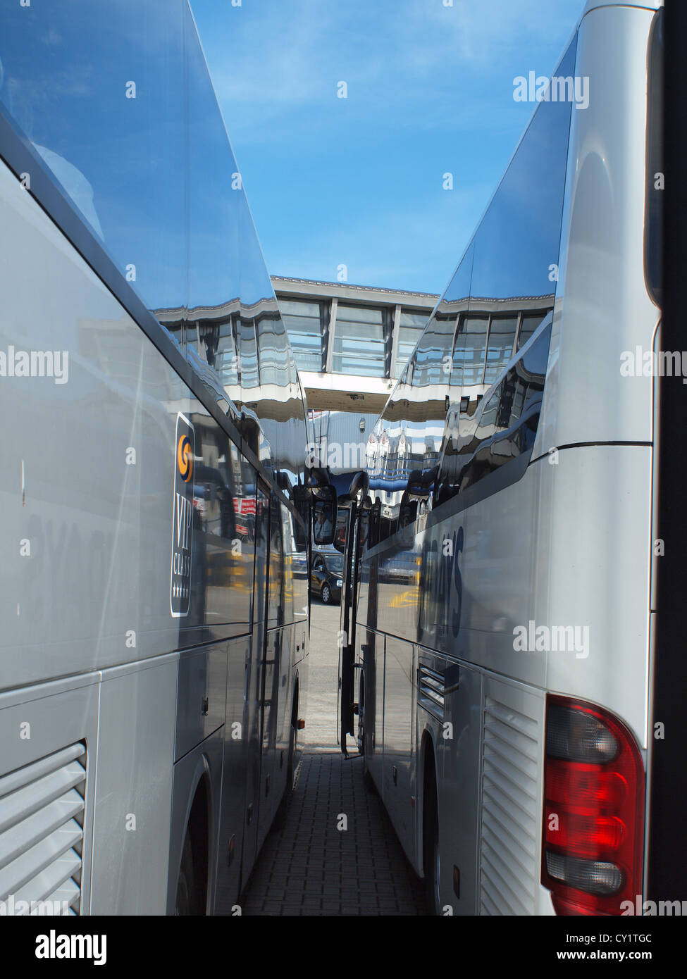I bus turistici in attesa a bordo del traghetto Sea-Cat servizio a Dun-Laoghaire terminale del veicolo a Dublino, Irlanda. Foto Stock