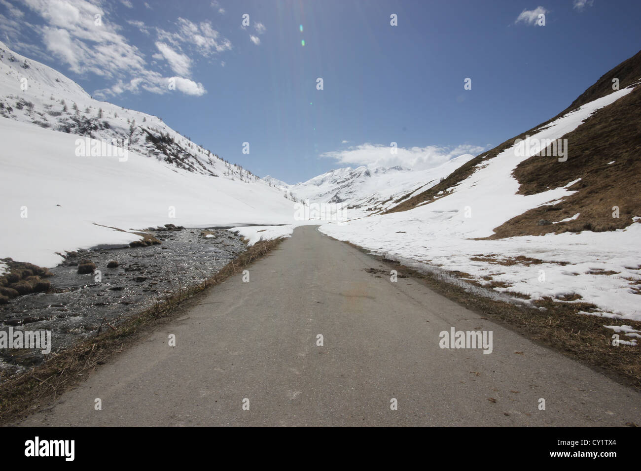 Le montagne coperte di neve, road, Livigno Italia, photoarkive Foto Stock