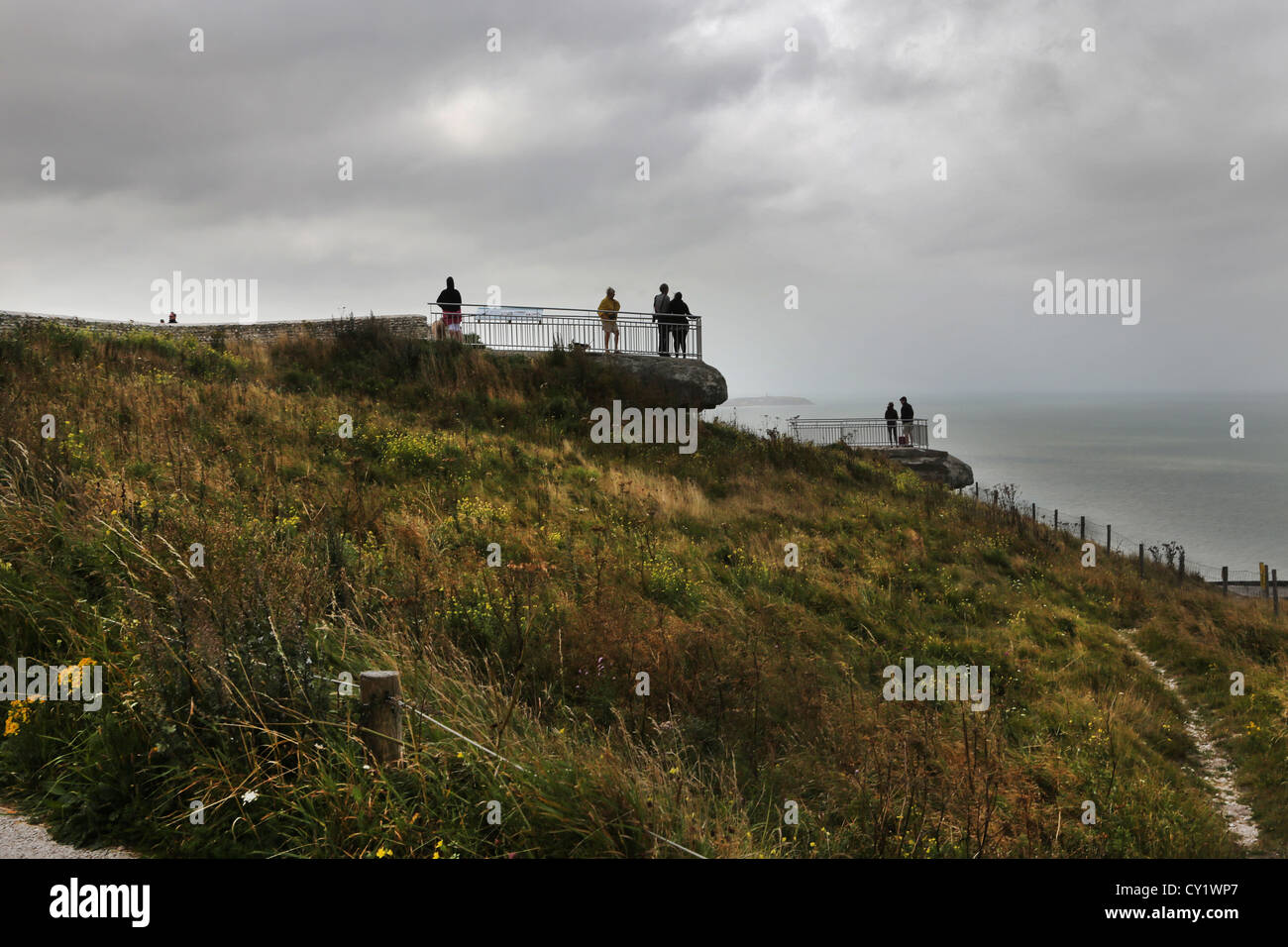 Cap Blanc Nez Francia côte d'opale pas de Calais turisti in piedi che guarda al mare sulla seconda guerra mondiale tedesco Pali Lookout Foto Stock