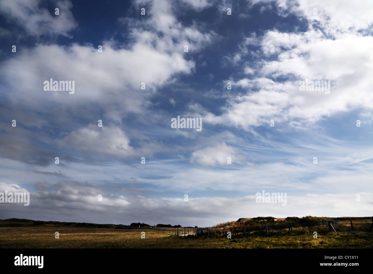 Cap Gris Nez Côte d'opale Pas de Calais Francia cielo blu e nuvole sopra i campi Foto Stock