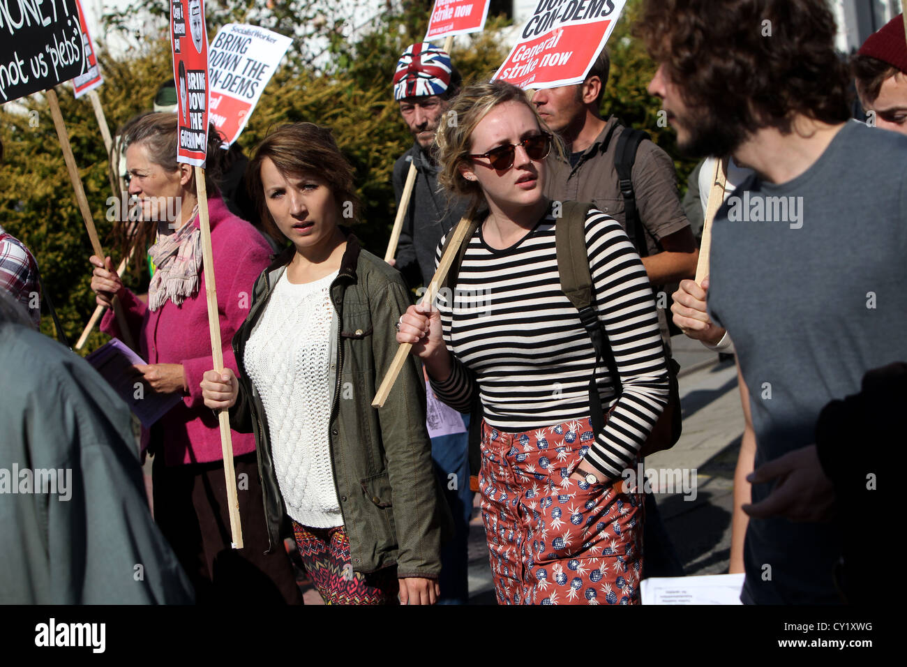I manifestanti nella foto durante una manifestazione di protesta contro il governo taglia in Brighton, East Sussex, Regno Unito. Foto Stock