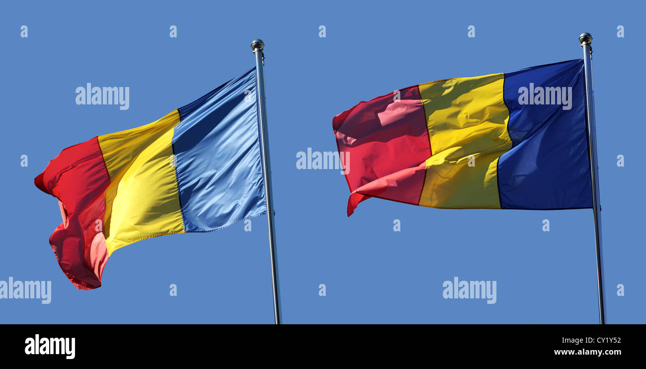 Set di 2 bandiere rumene in diverse posizioni con sfondo blu Foto Stock