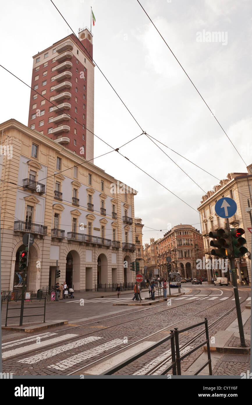 Turin City Centre street view con overhead fili del tram Foto Stock