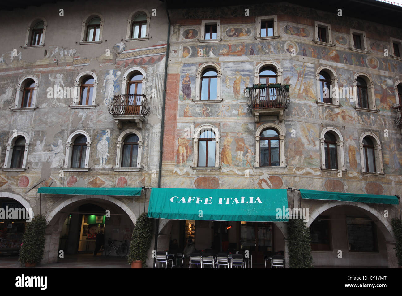 L'antico Caffè Italia ornato da dipinti ad affresco sulla parete, nella piazza principale di Trento, Trentino, photoarkive Foto Stock