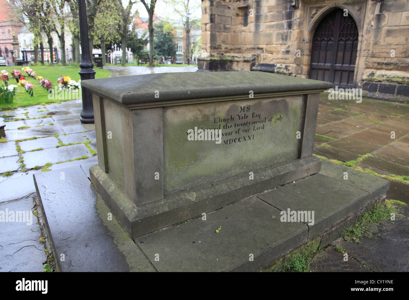 Tomba di Elihu Yale, omonimo dell Università di Yale, St Giles Chiesa Parrocchiale, Wrexham, Clwyd, Galles del Nord, Regno Unito Foto Stock