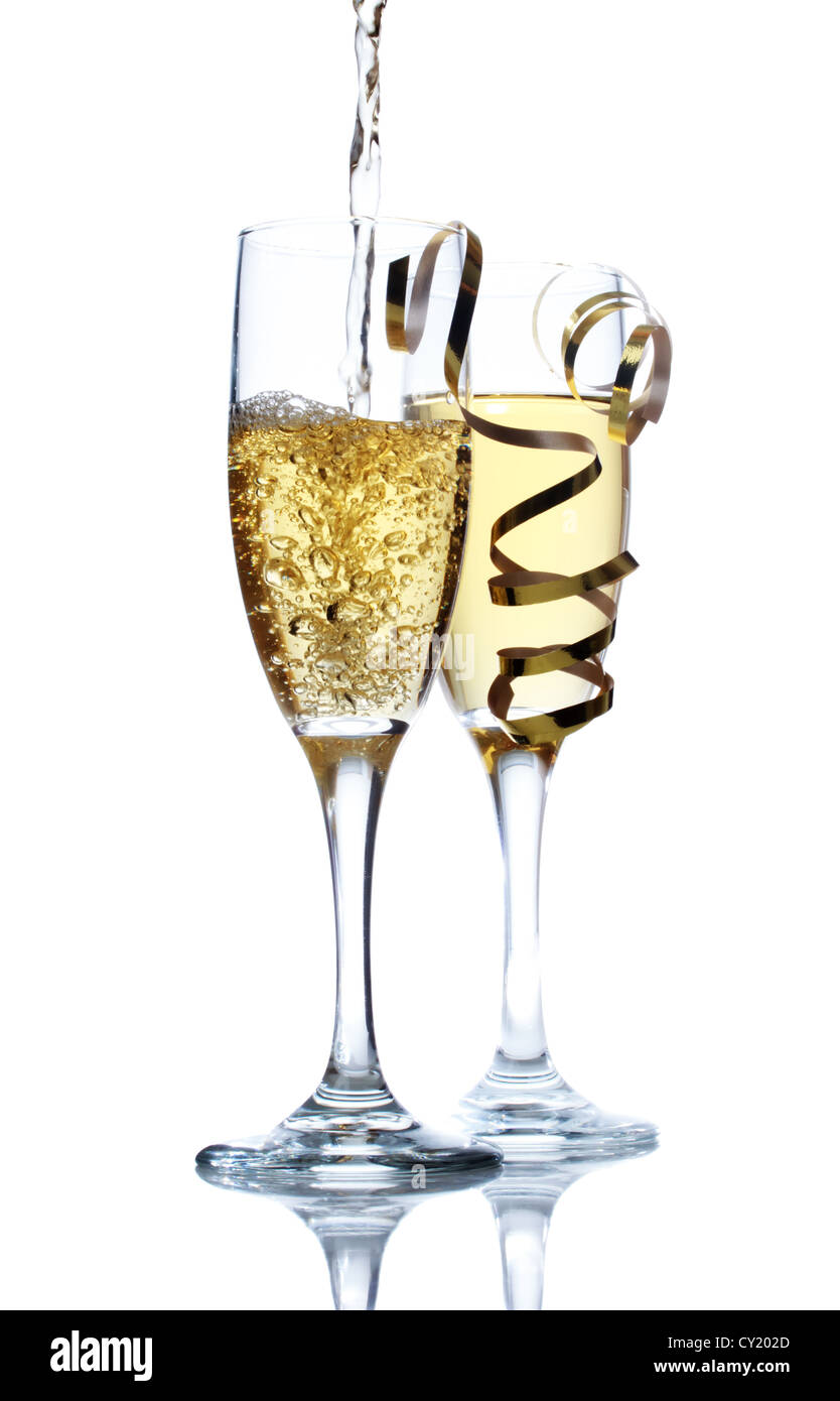 Lo champagne è versata in bicchieri di champagne Foto Stock