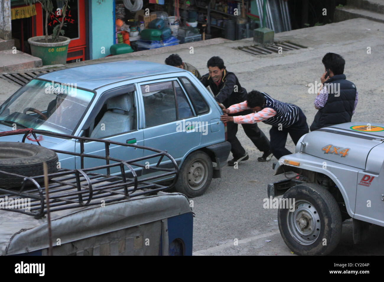 Darjeeling,spingendo,auto,l'india,divertente, Foto Stock