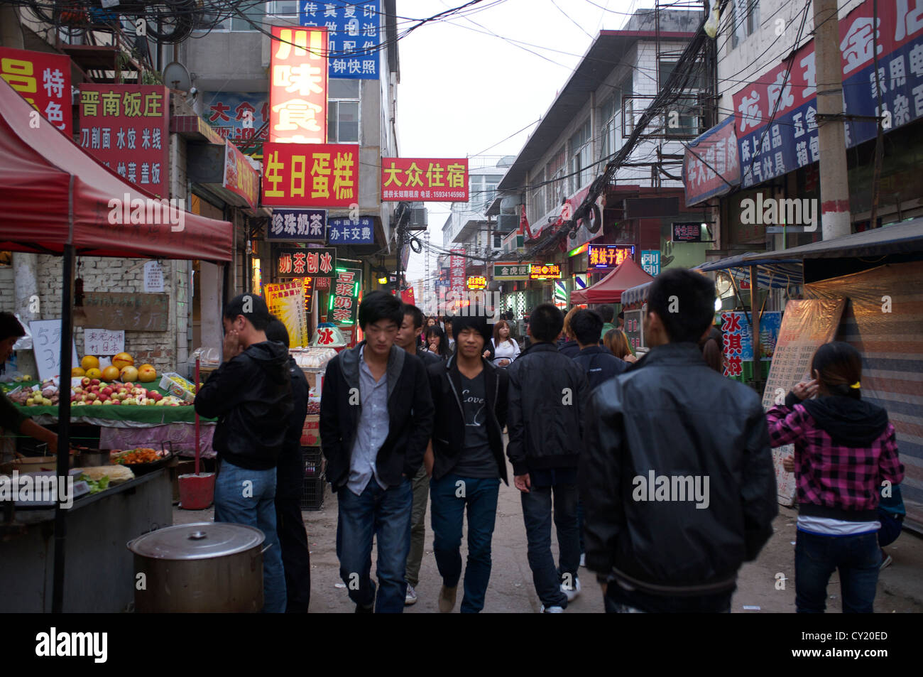 Un villaggio in cui la fabbrica Foxconn lavoratori case affitto per vivere vicino alla fabbrica. Shanxi. Cina. 2012 Foto Stock Un villaggio in cui la fabbrica Foxconn lavoratori case affitto per vivere vicino alla fabbrica. Shanxi. Cina. 2012 Foto Stock