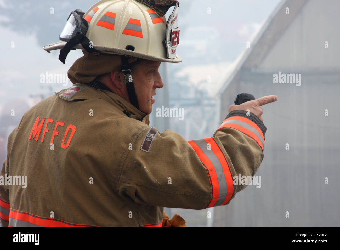 Menomonee Falls Fire Vice Capo i comandi di ordinamento in una scena di fuoco Foto Stock