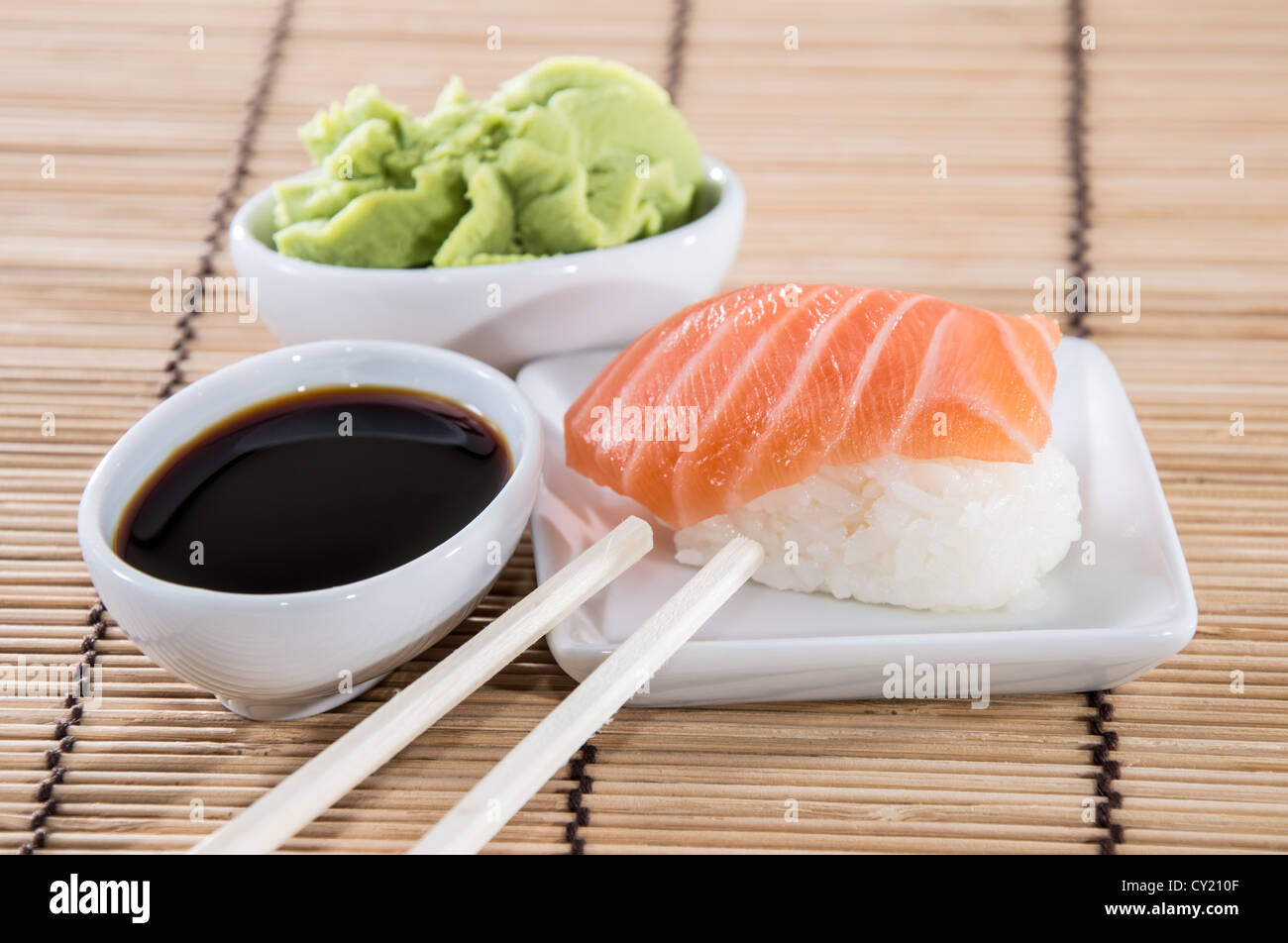Il nigiri sushi con salsa di soia e Wasabi su una piastra piccola Foto  stock - Alamy