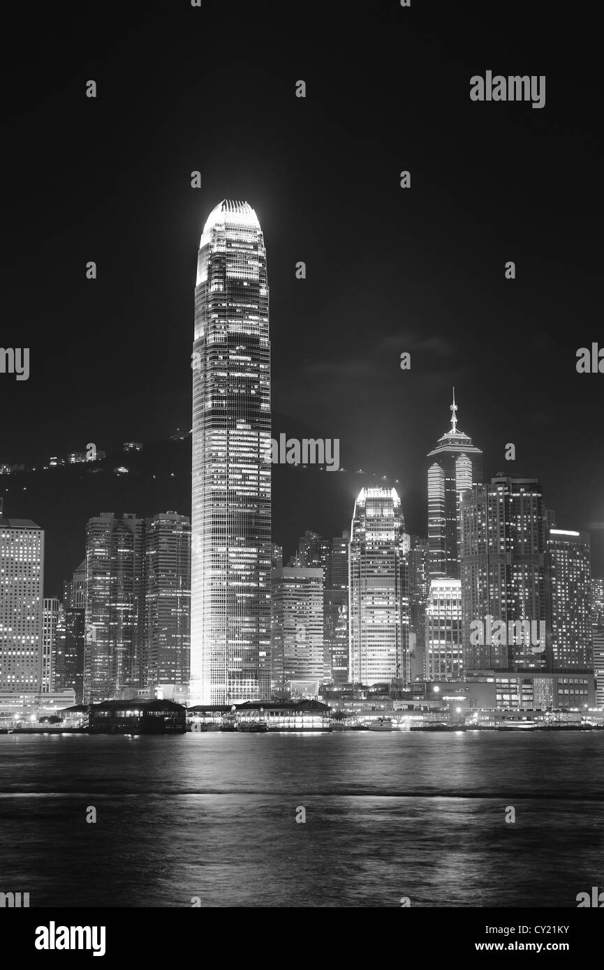 Hong Kong skyline della città di notte su Victoria Harbour con cielo chiaro e urban grattacieli. Foto Stock
