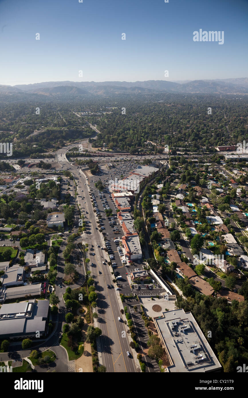 Guardando lungo Mulholland Drive all'intersezione dell'autostrada Ventura, Calabasas, Los Angeles, California. Foto Stock