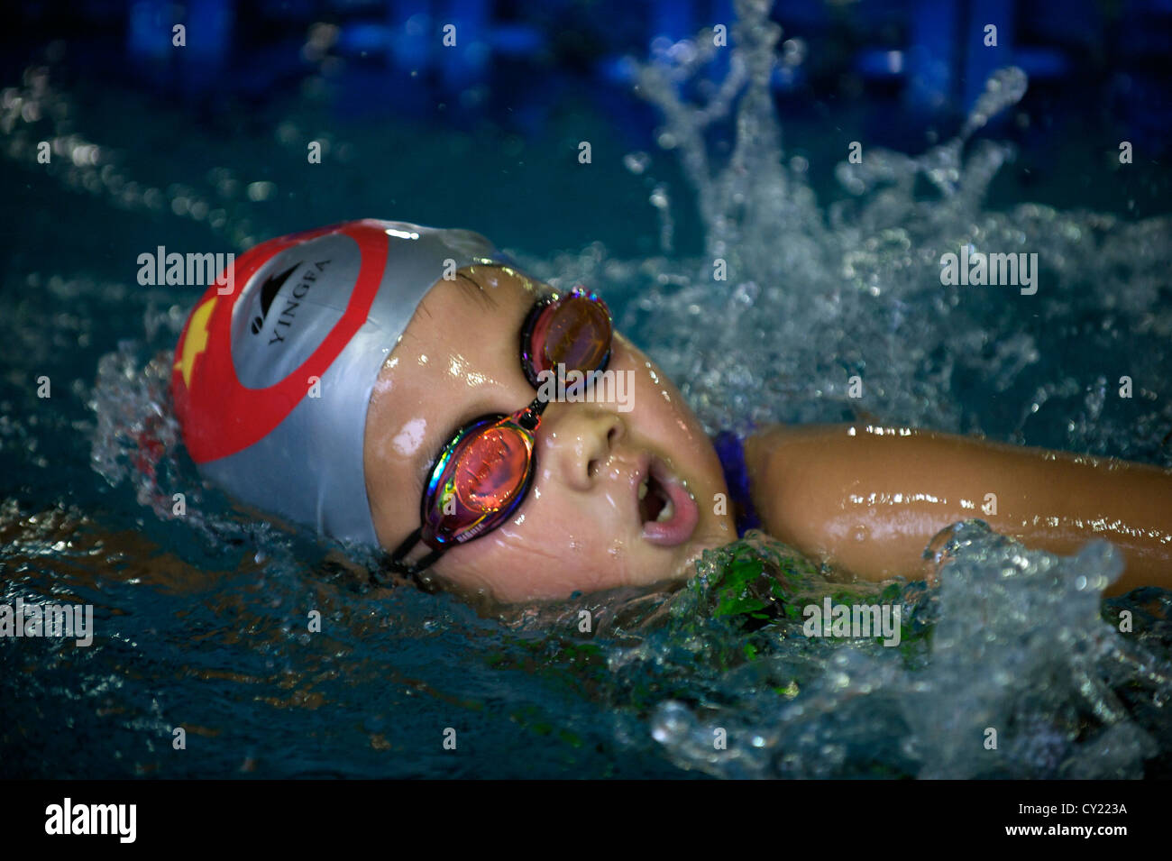 Un ragazzo dalla squadra di nuoto di Chen Jing Lun Sport Scuola formazione. 03-Aug-2012 Foto Stock