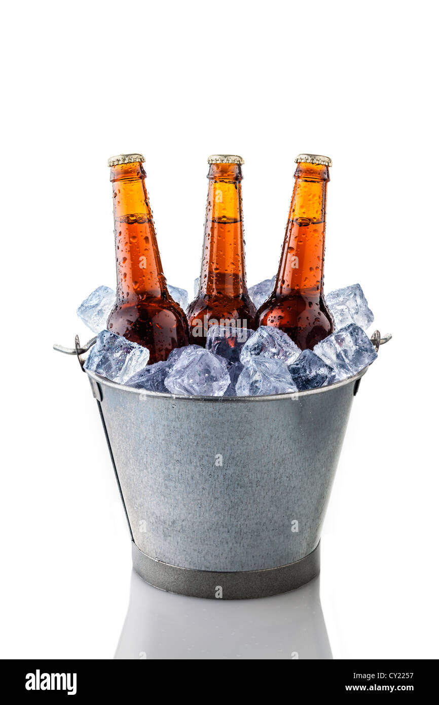 Le bottiglie di birra in un secchio di ghiaccio isolato su sfondo bianco Foto Stock