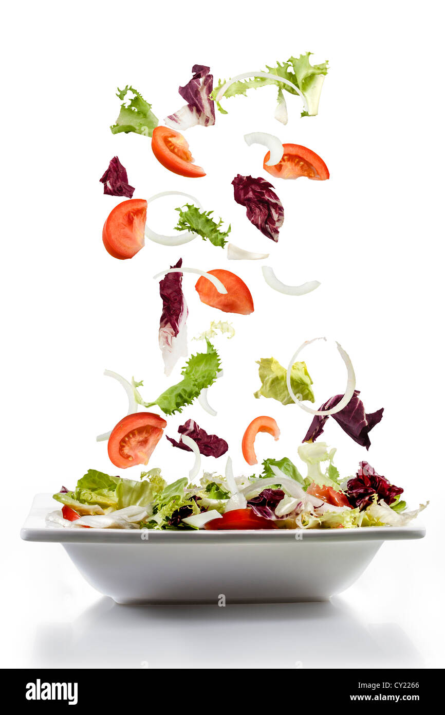 Con insalata di verdure fresche cadere sulla piastra, cucina mediterranea Foto Stock