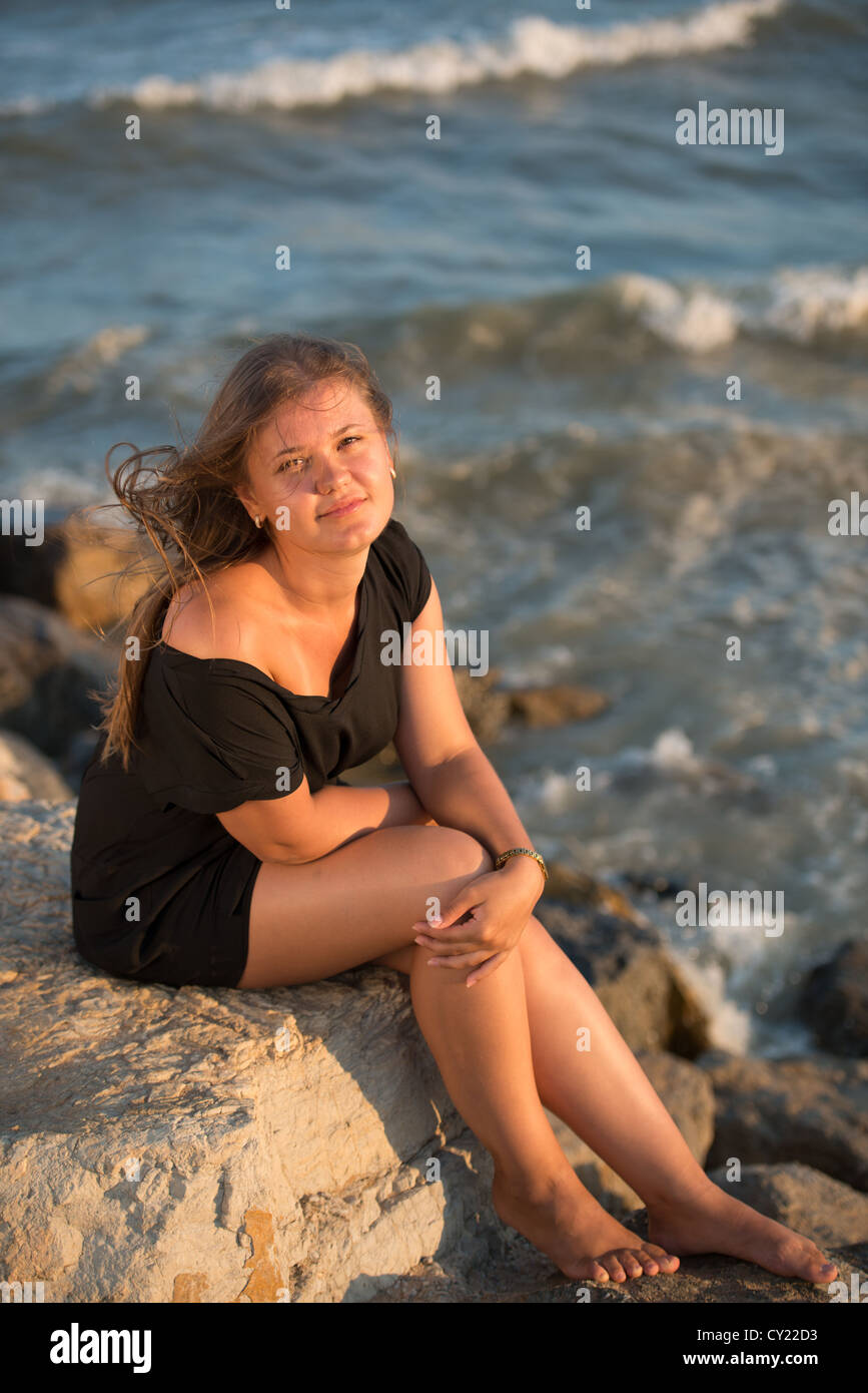 Bella bruna ragazza con i capelli lunghi che indossa abiti neri Foto Stock