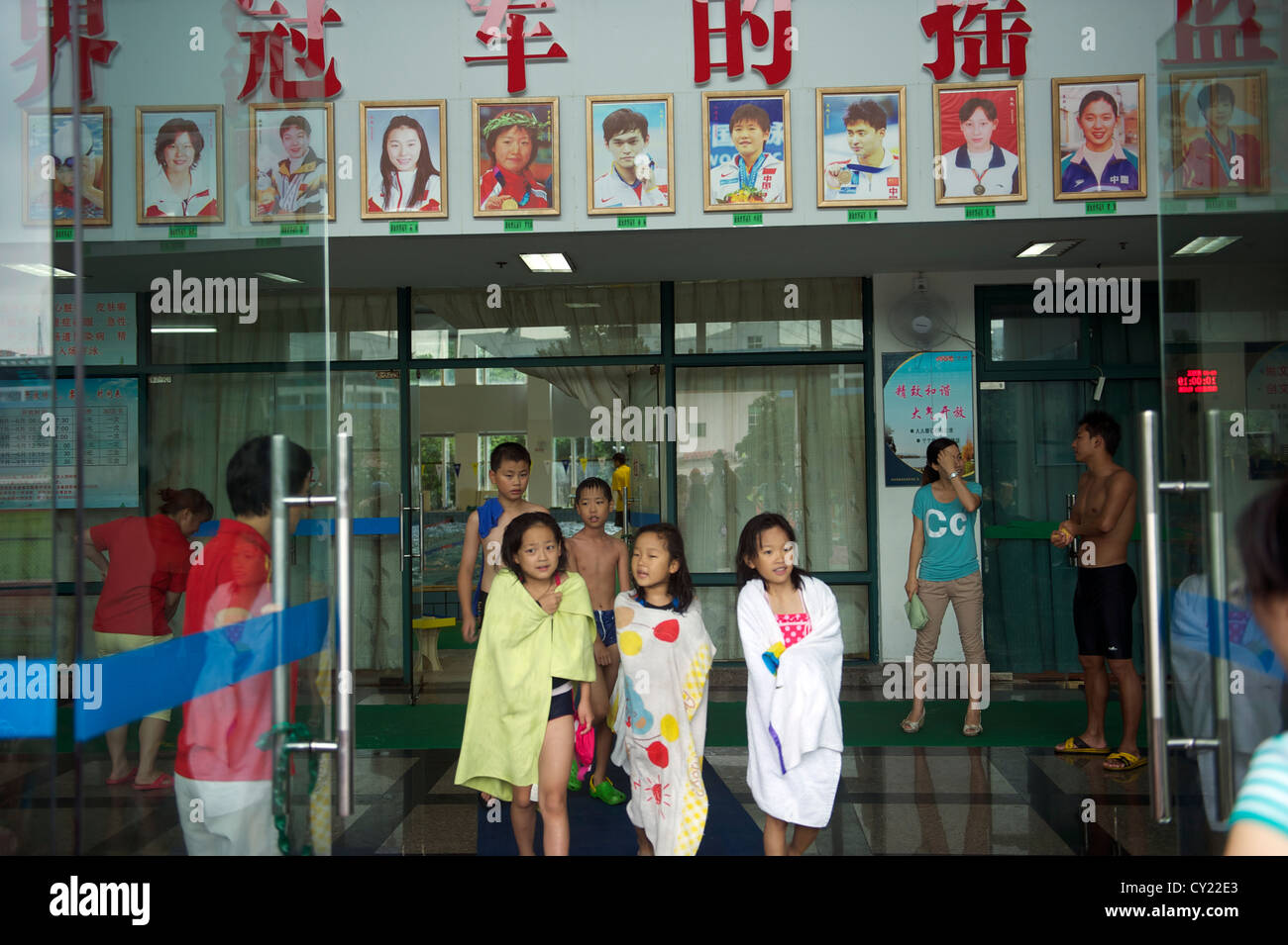 Immagini del mondo campians incl. Ye Shiwen e Sun yang appeso a Hangzhou Chen jinglun scuola sportiva. Cina 2012 Foto Stock