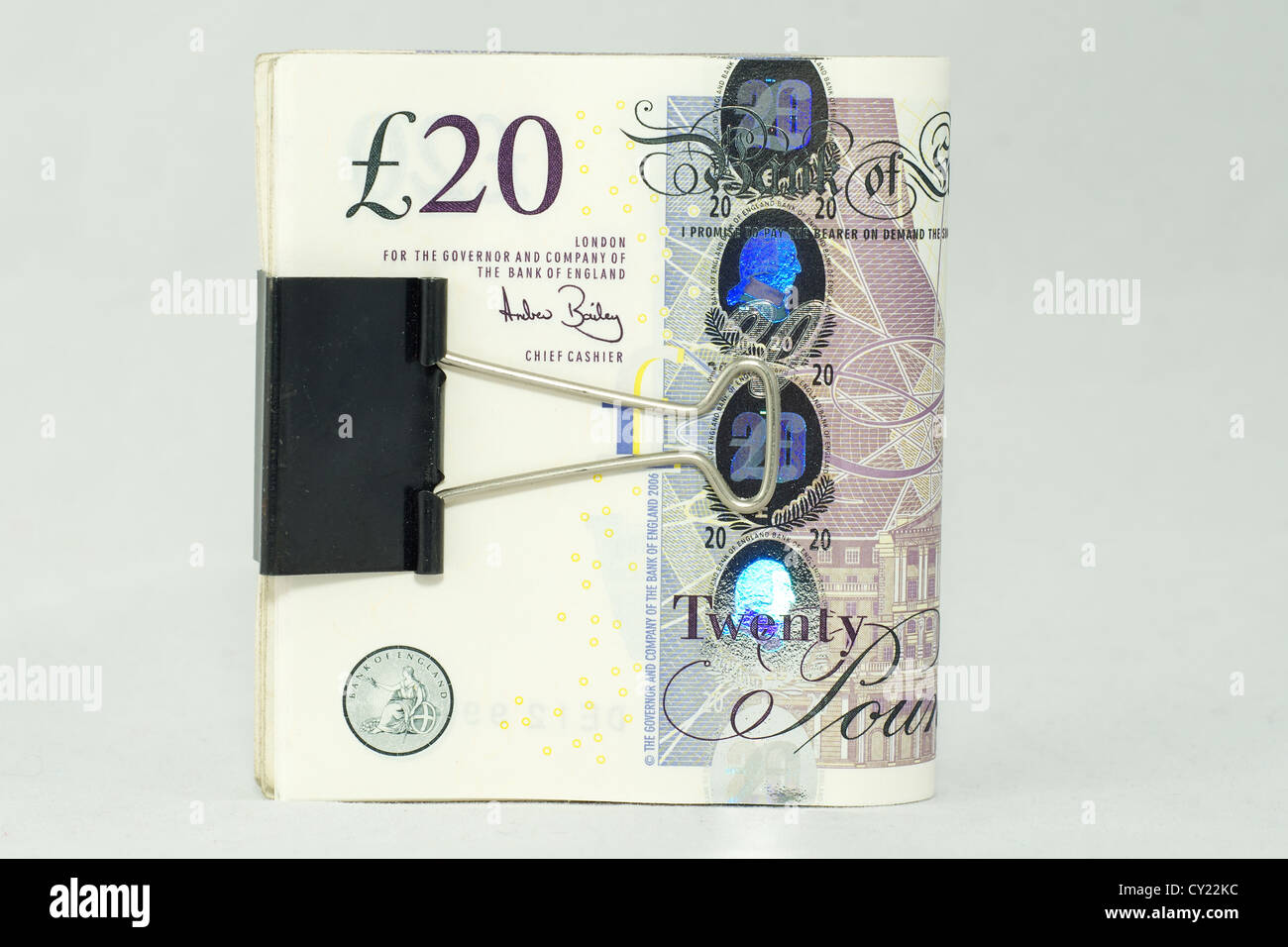 Bundle della sterlina inglese venti pound note tenute insieme con un bulldog clip Foto Stock