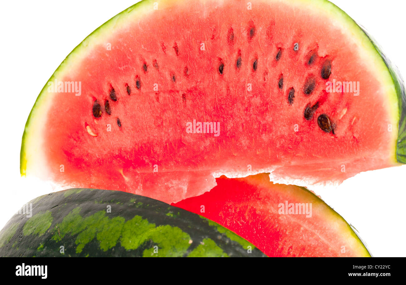 Affettato mature anguria fresca che mostra la rinfrescante dolce acquosa rosa polpa e semi isolato su uno sfondo bianco Foto Stock