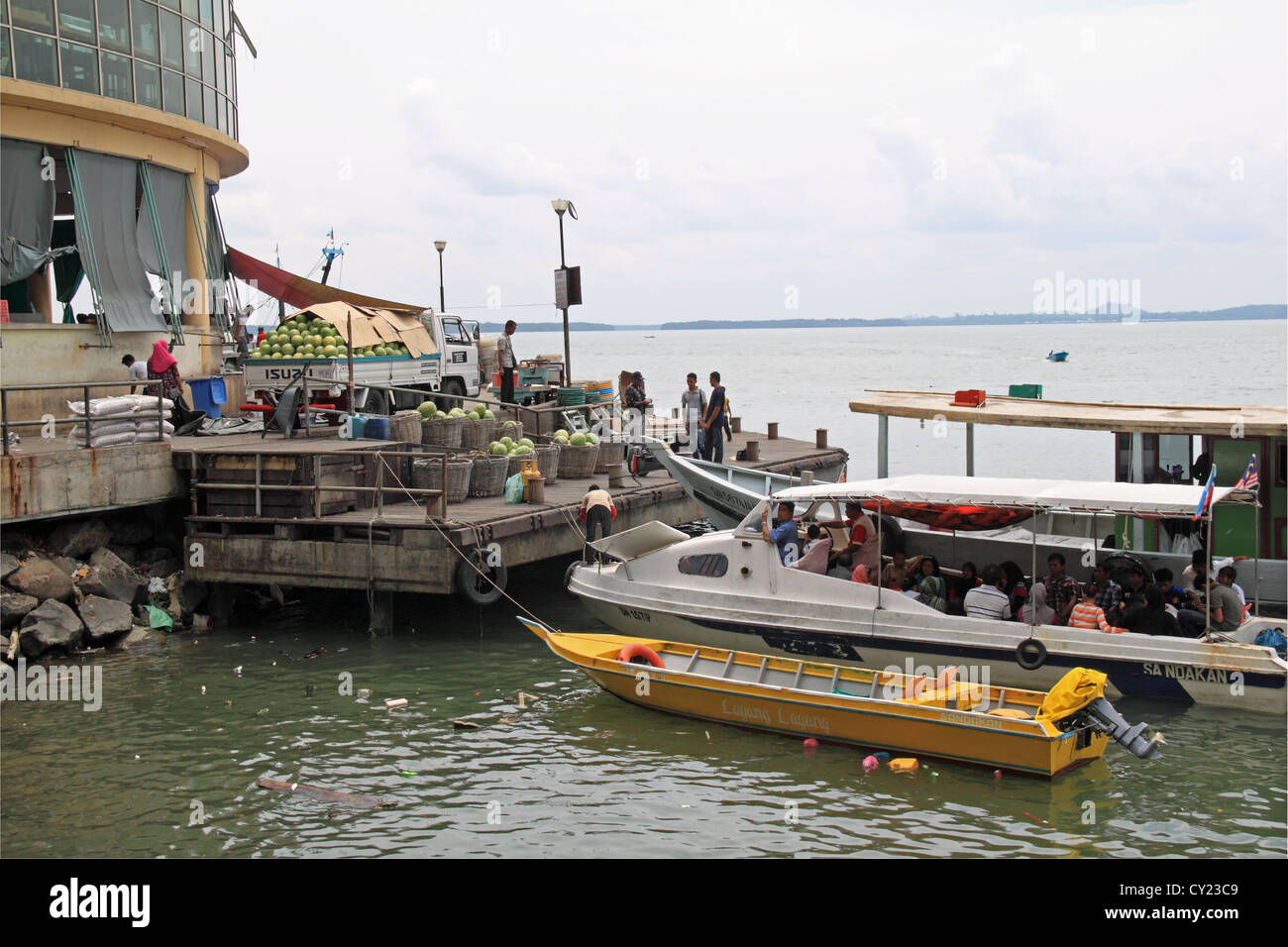 Il Quayside presso il Mercato Centrale, Sandakan waterfront, Sabah Borneo, Malaysia, sud-est asiatico Foto Stock