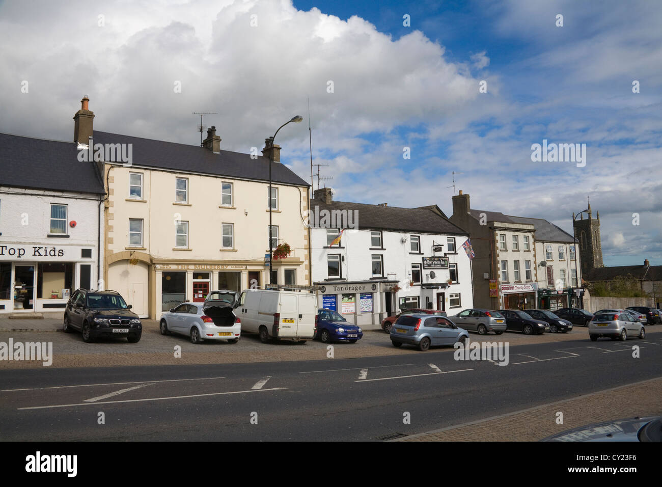 Tandragee contea di Armagh Northern Ireland Ballymore Inn e San Marco chiesa sulla strada principale di questo piccolo villaggio Foto Stock