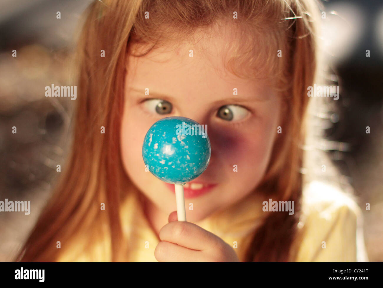 Ragazza di avere il suo primo grande blu lollipop. Foto Stock