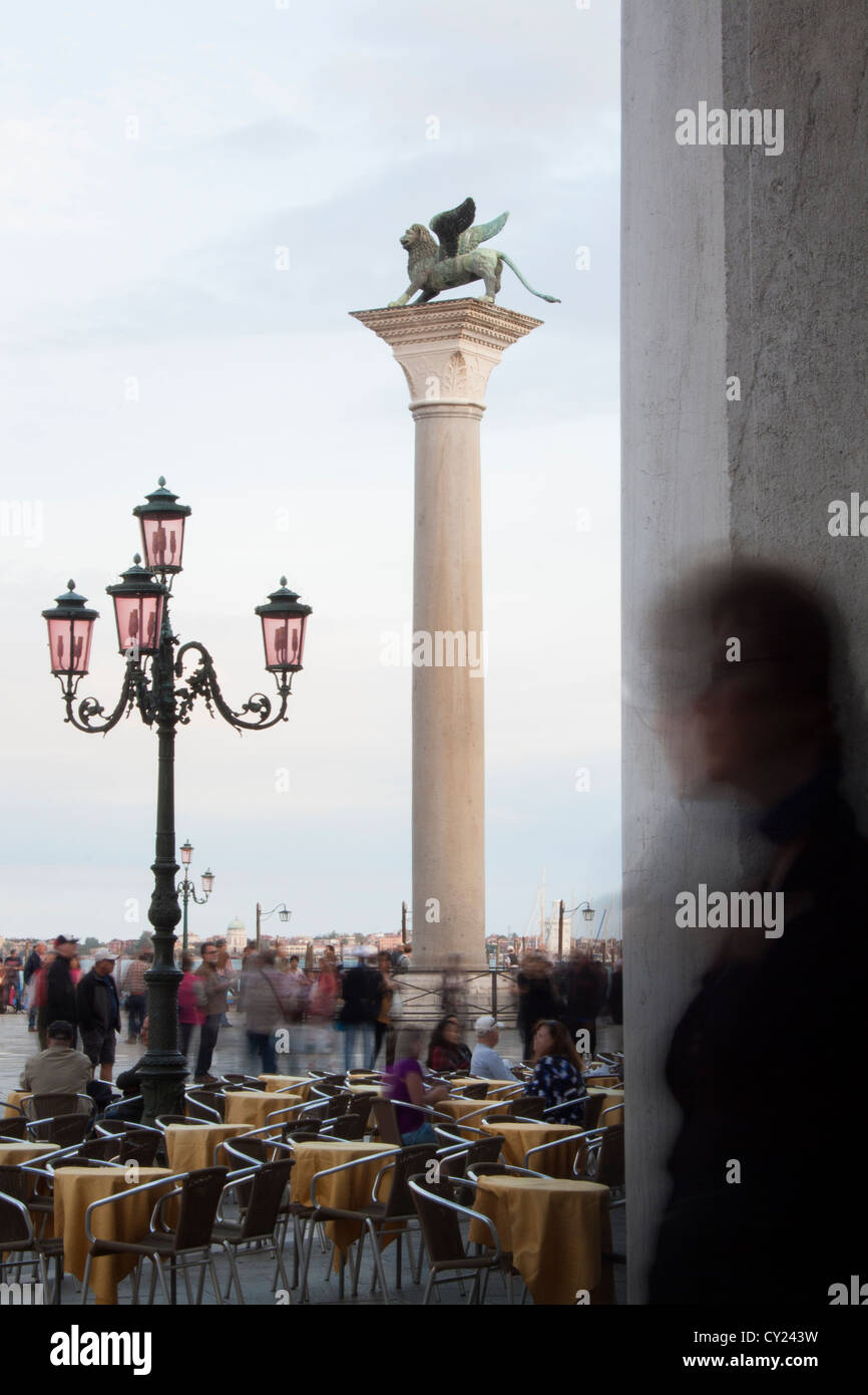 Leone alato colonna nella piazzetta di San Marco visto dalla Procuratie Nuove, Venezia Foto Stock