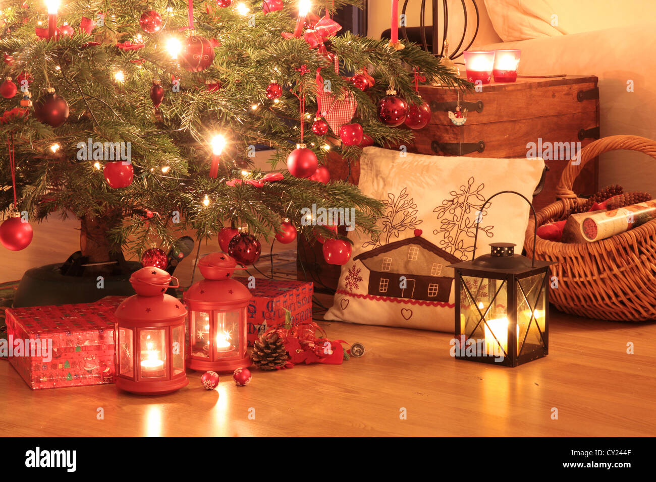 I regali di Natale in rosso sotto l albero di Natale Foto Stock