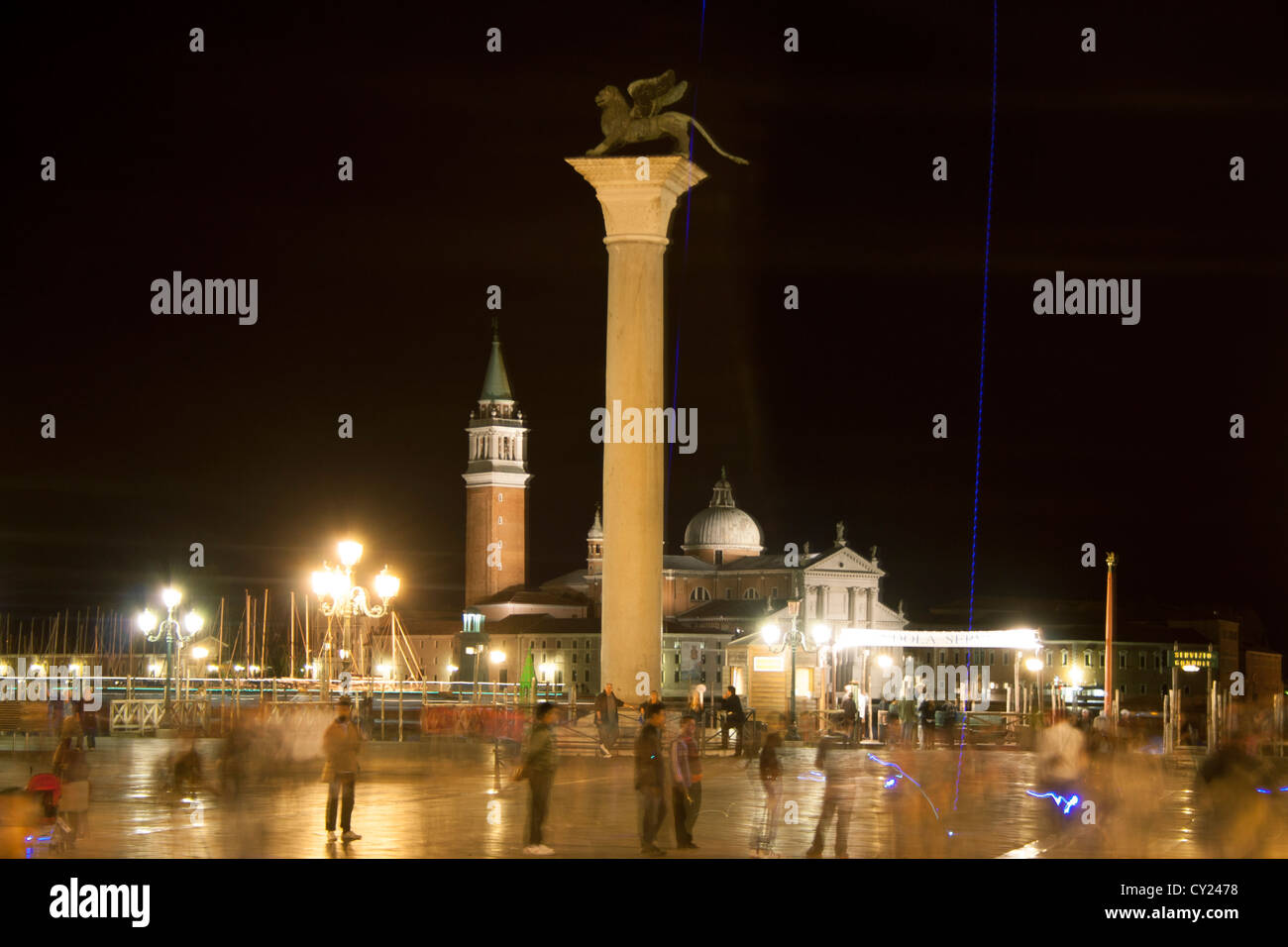 Il leone alato di Venezia e la cattedrale di San Giorgio Maggiore da Piazza San Marco durante la notte Foto Stock