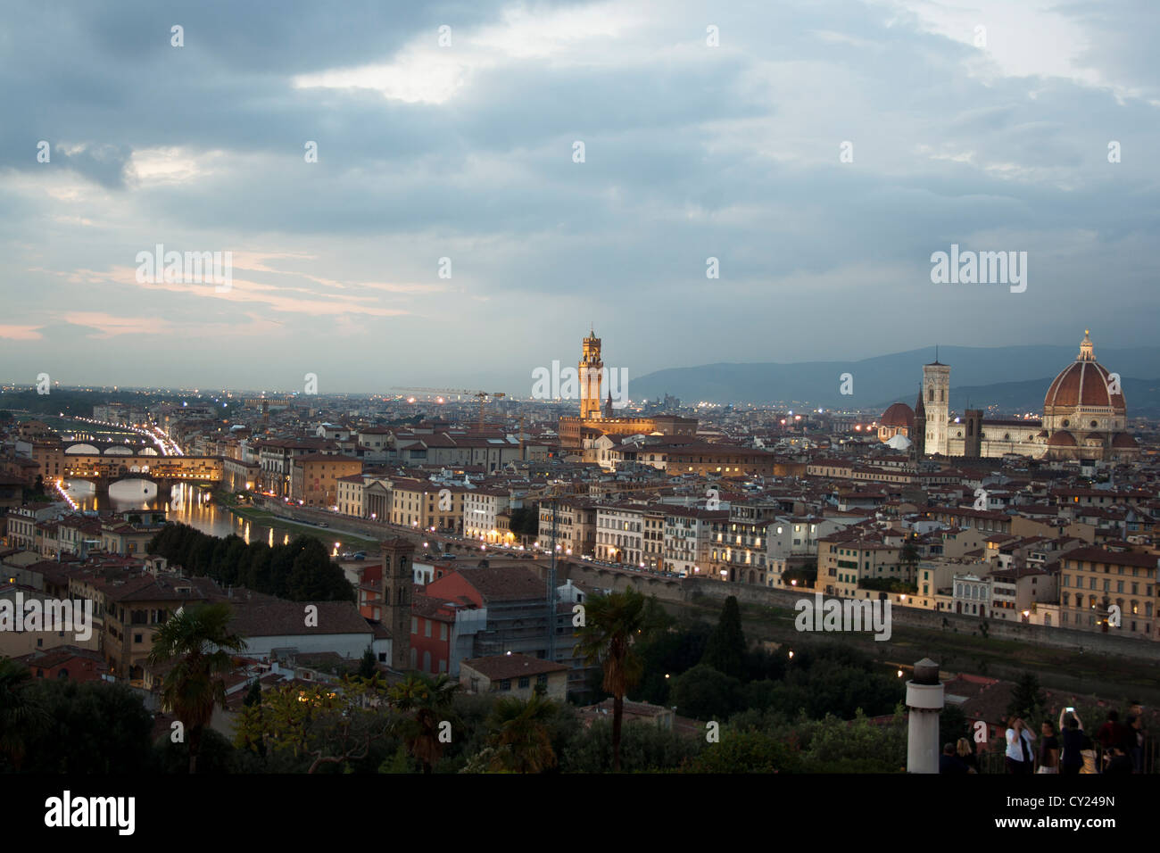 Panorama di Firenze dal Piazzale Michelangelo con il Duomo e il Ponte Vecchio al tramonto Foto Stock
