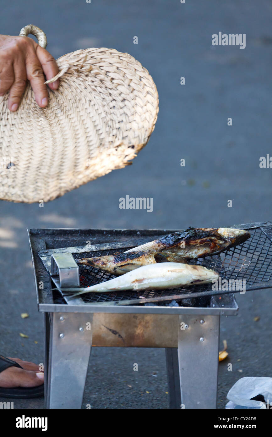 La frittura di pesce per le strade della Città Vecchia di Manila, Filippine Foto Stock